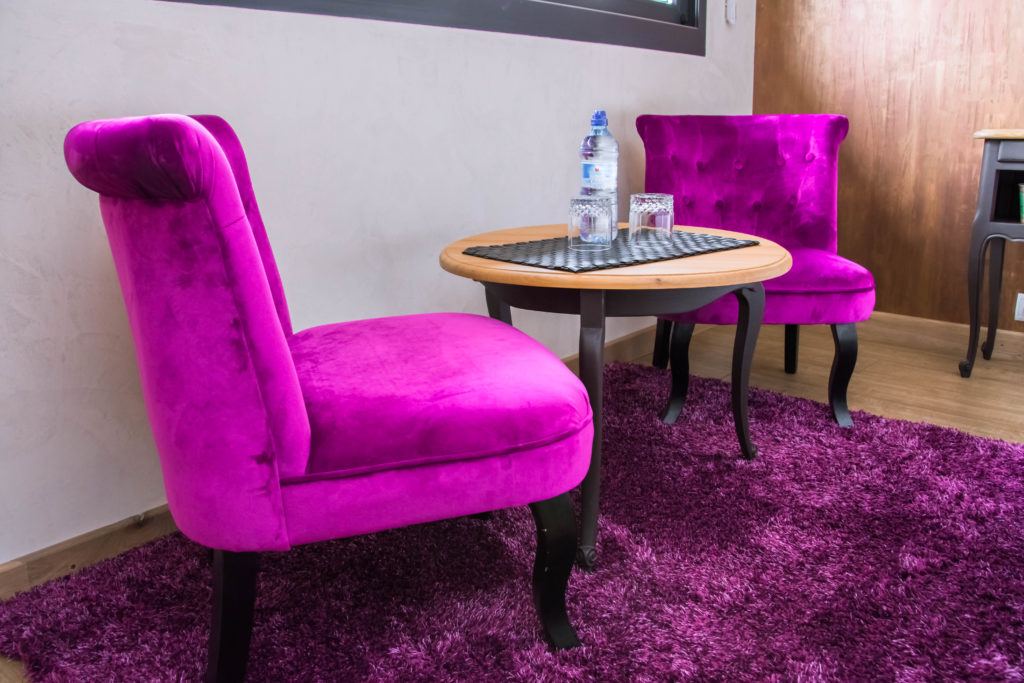 fauteuils violet et table basse