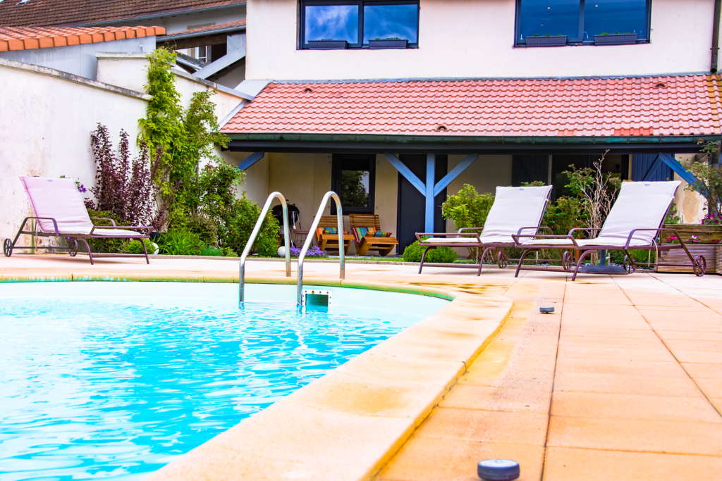 piscine terrasse et transat la chambre enchantée