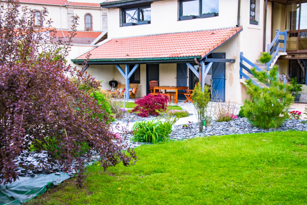 terrasse ombragée de la chambre enchantée