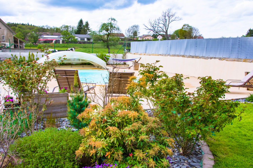 la piscine et les transat de la chambre enchantée