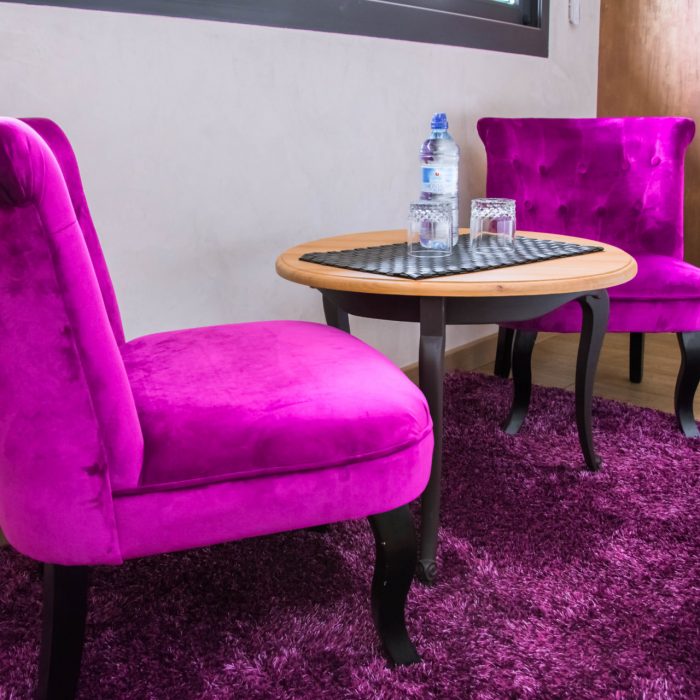 fauteuils violet et table basse