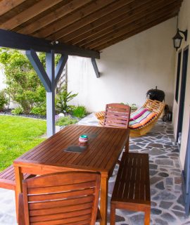 terrasse couverte avec table bancs fauteils