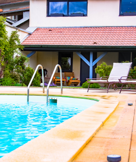 piscine terrasse et transat la chambre enchantée