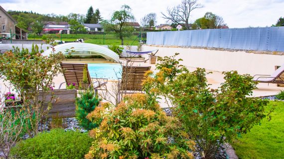 piscine et terrasse la chambre enchantée